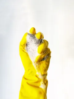 Gele banaan op een witte achtergrond, reinigingsgewoonten illustrerend