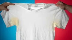 Gele vlekken op kleding? Zo verwijder je ze gemakkelijk van witte kleding zonder bleekmiddel