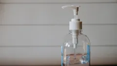transparante fles met handgel en witte pomp