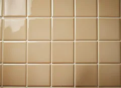 Beige keramische wandtegels met lichte voegen, badkamer of keuken muurbekleding.