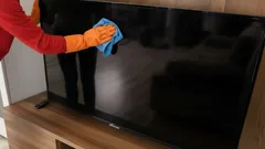 Vlekvrije televisie: wat je moet vermijden bij het schoonmaken en hoe je hem goed afveegt