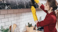 Vet verdwijnt direct: spuit dit huismiddeltje op je keukenkastjes en het vet lost vanzelf op