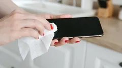 Je maakt je telefoonscherm verkeerd schoon: zo doe je het effectief en zonder beschadigingen