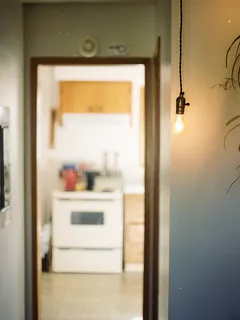 Witte hanglamp verlicht binnen in huis