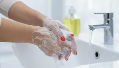 Handen wassen met zeep bij wastafel, hygiëne en gezondheid thuis.
