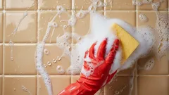 Tegels schoonmaken zonder chemicaliën: de beste tips met huismiddeltjes die je geld en tijd besparen
